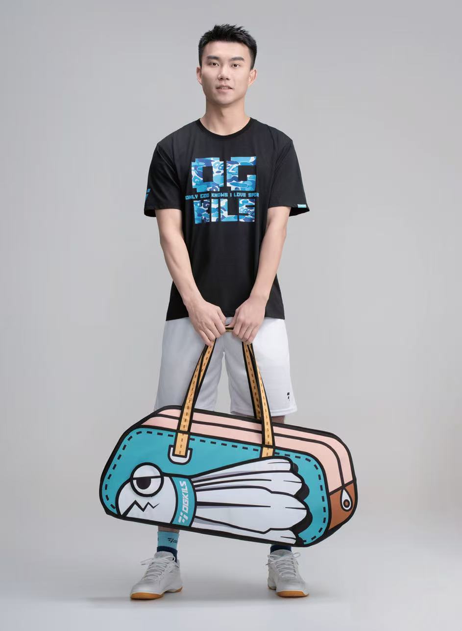 Badminton Player holding the 3D Eyesight Catching Bag Max in blue